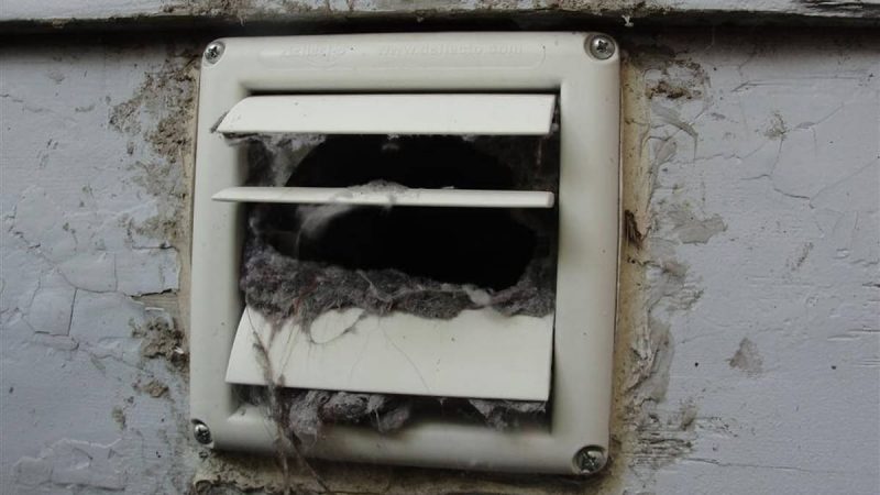 The damper in the ventilation pipe is damaged